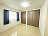 子供部屋：衣類の整理整頓に嬉しいクローゼット付きのお部屋。お子様のお部屋としても便利です。 
