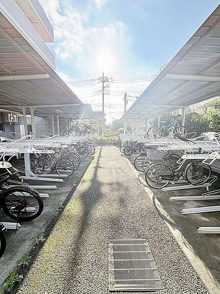 雨風から大切な乗り物をしっかりと守る屋根を備えた使いやすい仕様です