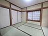 和室：扉を開放するとLDKと洋室を一体利用できる空間！扉を閉めると独立した空間としても活用できます。 
