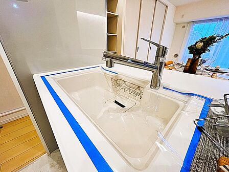 時短に活躍する食器洗浄機や一杯の水も楽しめる浄水器があるシステムキッチン。