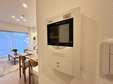 録画機能もあり、どのような人が何時に来訪されたのかが分かります。防犯上はもちろん、お届け物などの把握にも便利です。ライトが付いているので、夜間でも安心です。