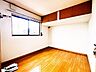 洋室：リフォーム前画像　今からここを誰のお部屋にしようか、そんな洋室。大きさは5.25帖です。  