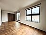 室内：大きな開口部から明るい光が差し込む、日中の室内の明るさがこの部屋の魅力です。 