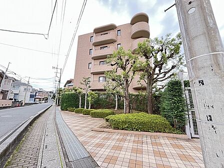 豊かな植栽に囲まれたアプローチが訪れる人を穏やかに迎え入れる外観です
