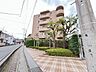 外観：豊かな植栽に囲まれたアプローチが訪れる人を穏やかに迎え入れる外観です 