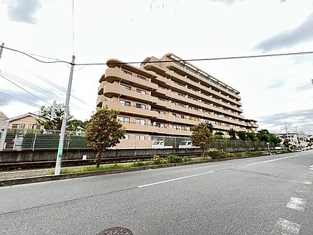 穏やかな街並みに馴染む落ち着いた佇まいの外観です