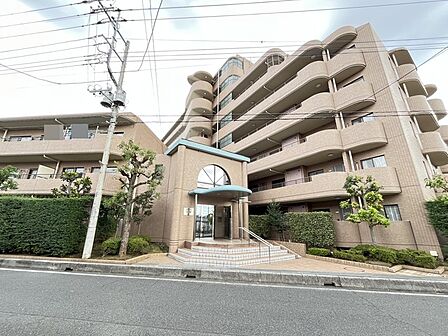 上品なタイル貼りの外観が街並みに溶け込み、落ち着いた佇まいを感じさせます