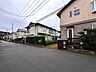 外観：戸建てが立ち並ぶ静かな住宅街。四季折々の移り変わりを感じながら自然と楽しみ、暮らす、そんな毎日を日々の中で感じられる住環境 