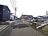 外観：5m幅員の道路に面しておりお車の運転が苦手な方でも安心して出入りいただけます。 