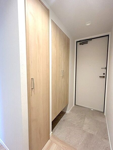 玄関を開けたらシューズボックス、使いやすい配置です。