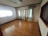 洋室：たっぷりの陽光に包まれる明るい住まいが、ここにあります。 