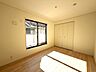 寝室：2階部分のお部屋の日当たりは、ご覧の通り明るいです。 