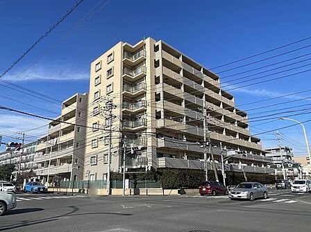 落ち着いた色味と整ったフォルムが街並みに美しく調和しています。