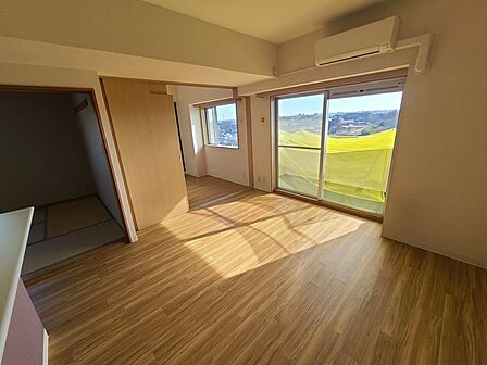 窓から広がる空と、穏やかな日差しが心地よい空間。
