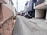 外観：幅員こそやや狭くても、その分交通量が少なくて安心。 