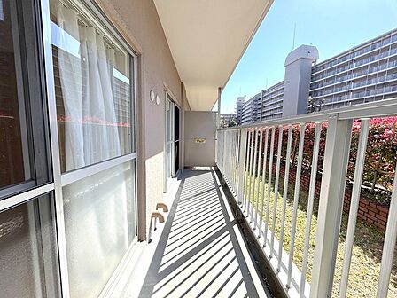 南向きバルコニーでお洗濯ものはいつもカラッと乾きます。 