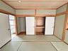 収納：和室にはしっかり押し入れ。お布団もしっかりしまえます。 