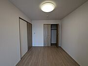 今からここを誰のお部屋にしようか、そんな洋室。 
