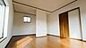 洋室：木のぬくもりと洗練された空間が調和し、日々の暮らしに心地よいゆとりをもたらす穏やかな佇まい。