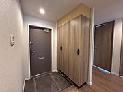 玄関は家の顔でもあります。玄関を開けたらシューズボックス、使いやすい配置です。広いと気持ちがいいですね！ 