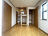 子供部屋：子供部屋には丁度良い洋室。サイズは6.2帖。わんぱくな子供が大好きなロフトという贅沢空間。お連れしたらきっとテンション上がります。 令和8年8月リフォーム完成予定。