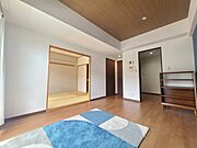 木の温もりを感じるナチュラルな素材感と、静けさが調和する穏やかな暮らしの空間。