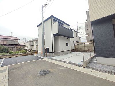 外観:住民の方が主に利用する交通量少なめの道路に面してます。 外観:住民の方が主に利用する交通量少なめの道路に面してます。