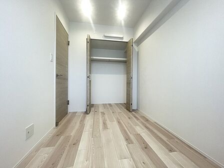 今からここを誰のお部屋にしようか、そんな洋室。大きさは4帖です。 すっきりと整えられた空間は、どんなインテリアにも馴染む静かな魅力があります。