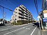 外観：住民の方が主に利用する交通量少なめの道路に面してます。 