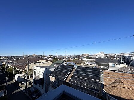 車通りの少ない閑静な住宅地、のびのびした子育てに適します。