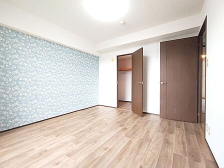 こちらの洋室は誰にも使いやすいサイズ感、7帖です。