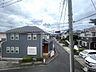 その他：落ち着いた色調の建物が並ぶ、穏やかな時間が流れる住宅街の風景です。周囲と調和する静かな佇まいが、日々の暮らしに心地よい安らぎをもたらしてくれることでしょう。