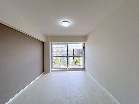 こちらの洋室は誰にも使いやすいサイズ感、6帖です。