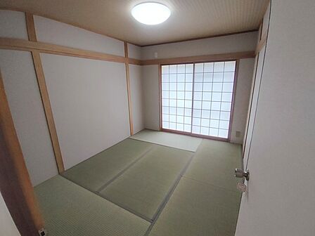 お子様にとっていいお昼寝空間になる和室は、ぜひリビングのお隣で。