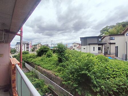ゆったりとした緑地の多い立地ならでは!緑に包まれた環境です。