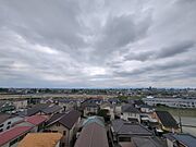 空の広がりを感じる、開放的な眺望。街並みを一望できる穏やかな時間が流れる空間です。 