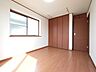 洋室：たっぷりの陽光と、心地よい風が舞い込みます。 