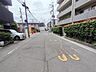外観：駐車が苦手な方にも嬉しい、前面8ｍ道路に面した住まい。 