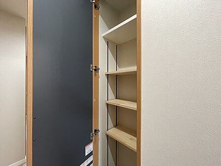 廊下に備えられた収納は、必要なものをすっきりと整理でき、住まい全体の整った印象を保つために役立つ、日々の暮らしに寄り添う心地よい空間です