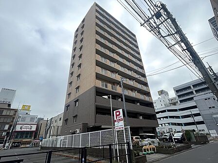 街並みに溶け込む洗練された佇まいが、日々の暮らしに静かな安心感と心地よい落ち着きをもたらしてくれます