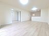 リビング/ダイニング：無駄な要素を削ぎ落としたシンプルな空間が、住まう方の感性に寄り添い、穏やかな暮らしを予感させます。
