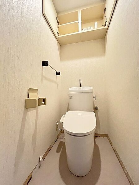 お手洗いこそシンプルな清潔感が重要、白いクロスに白いお手洗いを配置しました。 