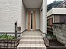 玄関：住まいの顔として、優しく迎えてくれる穏やかな佇まい。清潔感のある色合いが心地よい毎日を予感させます。 