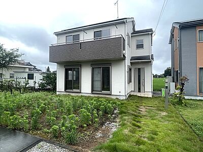 外観:落ち着いた色合いのモダンな外観が、周囲の自然な景観と穏やかに調和し、日々の暮らしに安らぎを感じさせる佇まいです 外観:落ち着いた色合いのモダンな外観が、周囲の自然な景観と穏やかに調和し、日々の暮らしに安らぎを感じさせる佇まいです