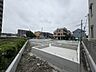 外観：空が広く見渡せる開放的な立地で、周辺は落ち着いた住宅街が広がっています。これから新たな暮らしの基盤が築かれていく、期待感に満ちた風景です 