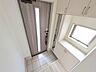 玄関：自然な色合いと洗練されたデザインが、訪れる人を穏やかに迎え入れる心地よい空間を作り出しています。