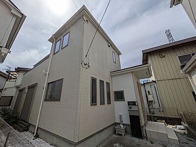 外観:周囲の街並みに自然と馴染む、落ち着いた佇まいが日々の暮らしに心地よい調和をもたらします。 外観:周囲の街並みに自然と馴染む、落ち着いた佇まいが日々の暮らしに心地よい調和をもたらします。