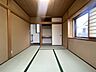 子供部屋：木の温もりと和の質感が調和した、心落ち着く静かな空間。余白を大切にしたシンプルな造りは、暮らしの中に穏やかなひとときをもたらし、住まう人の感性に合わせて多彩な表情を見せてくれる趣のある佇まいです 
