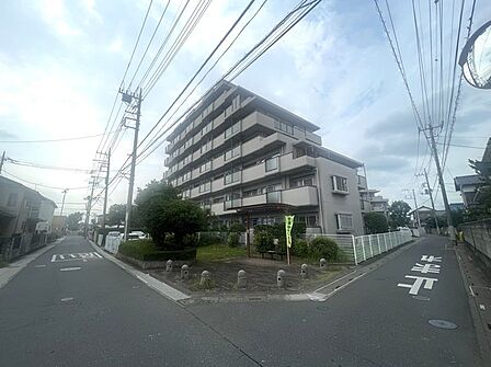 街並みに自然と溶け込む、落ち着いた佇まいのマンション。角地に位置し、空に向かって開放感のあるロケーションが、穏やかな日々の暮らしを予感させます。地域に調和する、安心感のある住まいです