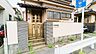 玄関：日々の暮らしを優しく包み込む、丁寧につくられた親しみやすい住まいです。 